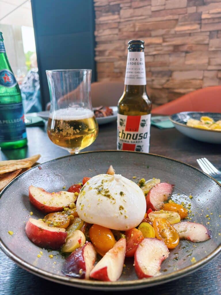 salade burrata tomates pêche de saison by Il ristorante
